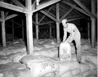 flour_distro_1942.JPG (93302 bytes)
